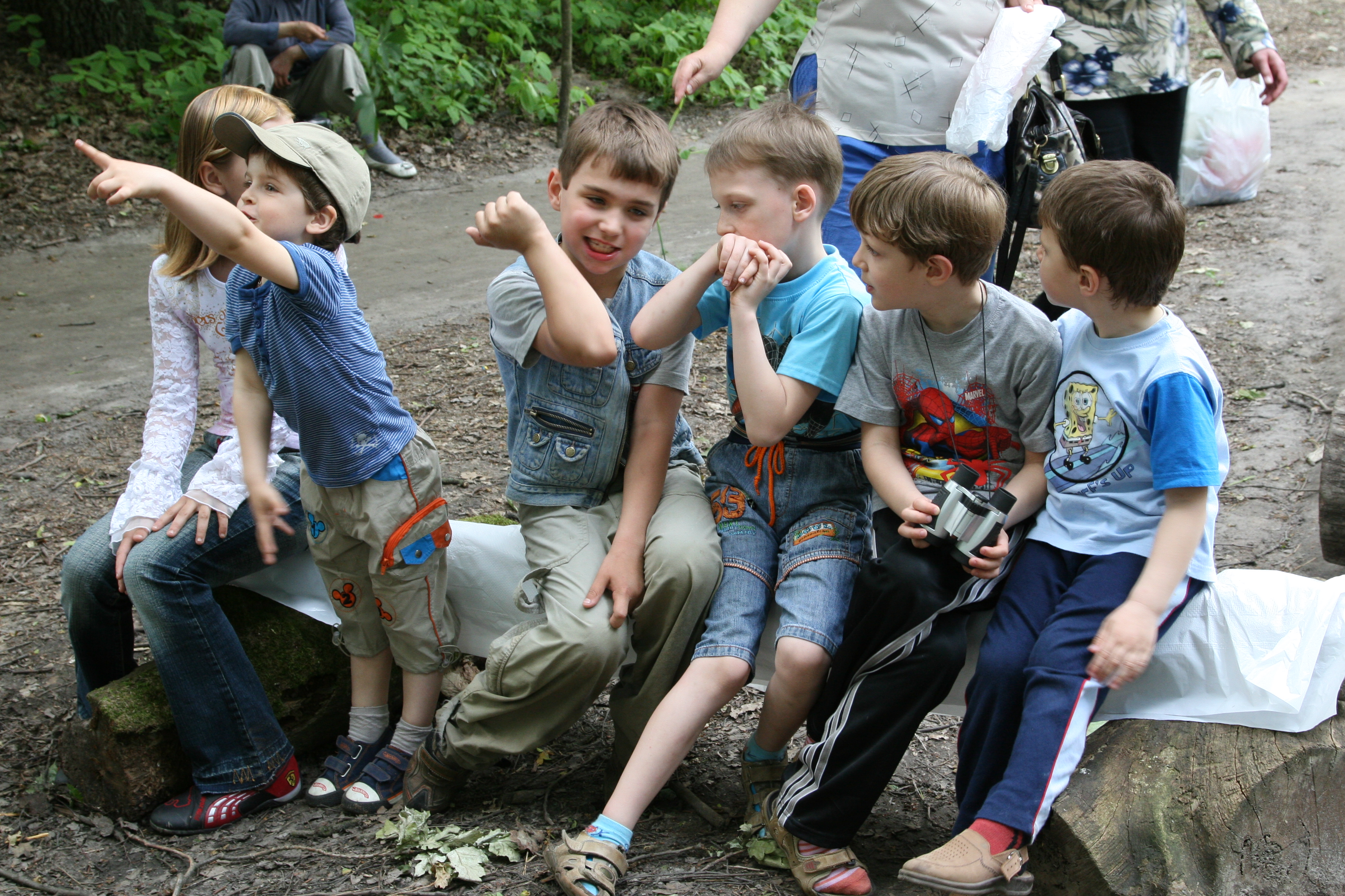 Děti v průběhu divadelní přehlídky v "Dětském Kruhu"*Children during a theatrical show in the "Children's Circle"